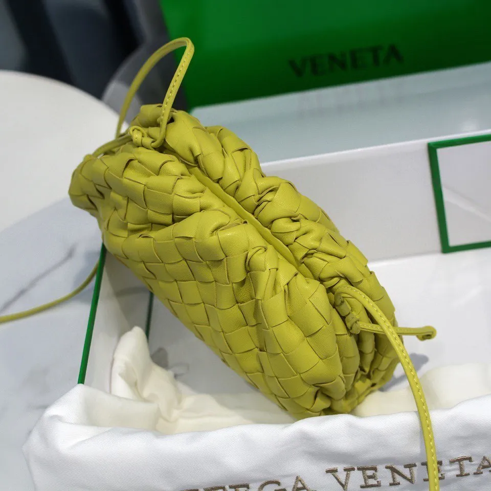 Batch 1260 Real shot👇2020 New colors on Xiaoyunduo Authentic Italian original Bottega Veneta This Pouch clutch bag is one of the first designs created by designer Daniel in BV. It has a simple soft silhouette bag body without any unnecessary decoration. It has a very elegant and high-end texture when you hold it casually in your hand. The more you look at it, the more you will be fascinated by it. Counter quality size: 22*12.7cm (Xiao Yunduo rough weaving)